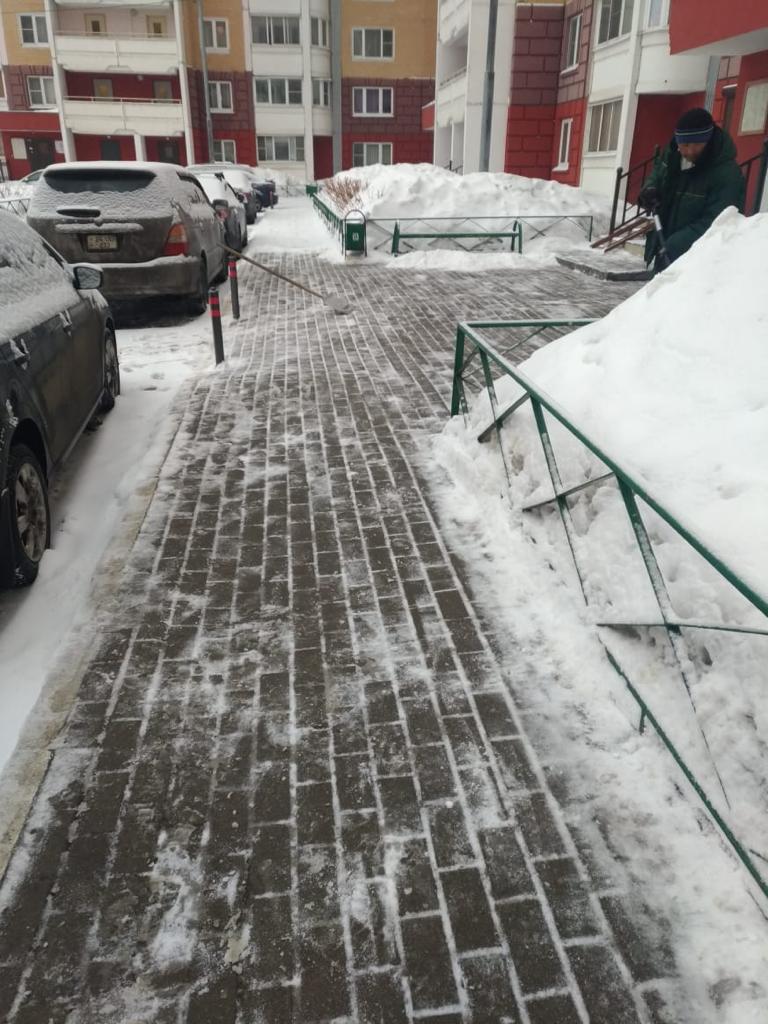 Выполнена уборка снега с придомовой территории многоквартирных домов, расположенных по адресам: Ленинский район, п.Развилка, д.43, д.45.